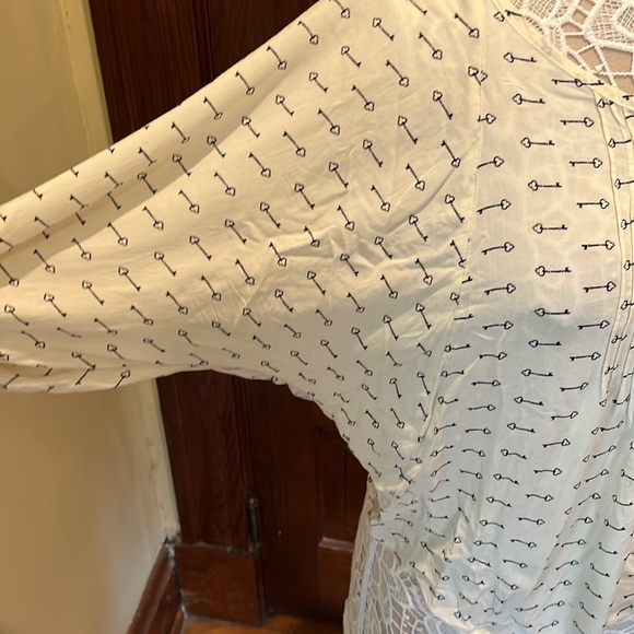 Old Navy key print flowy top (size L) - Picture 3 of 9